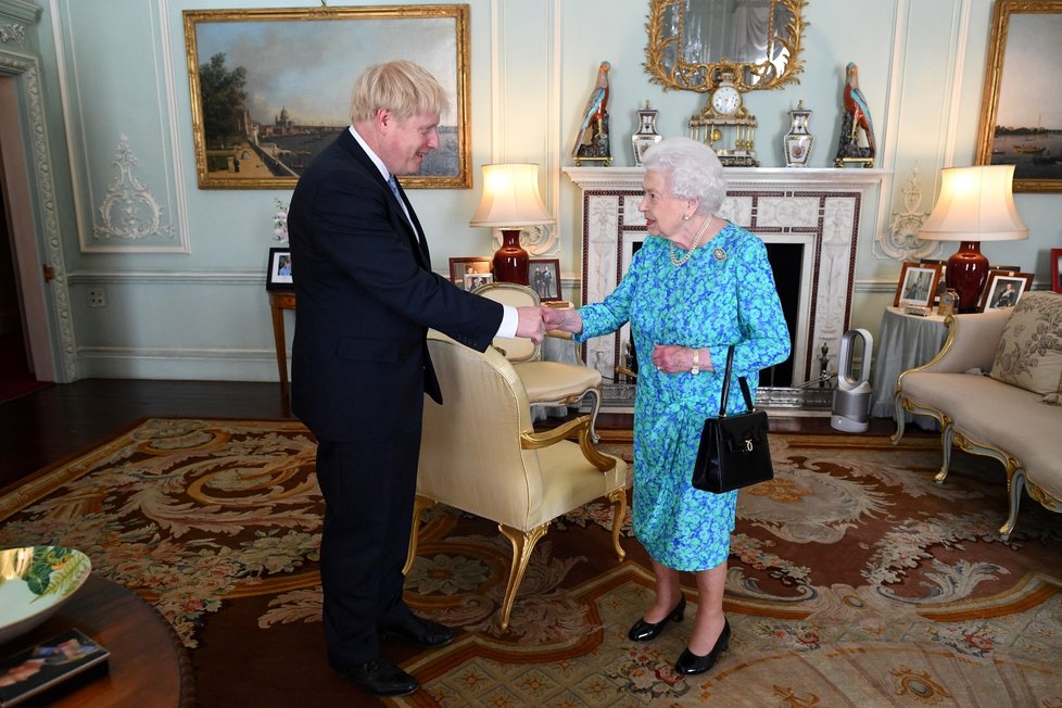 Novým britským premiérem se stal Boris Johnson, kterého vedením vlády pověřila královna Alžběta II. (24. 7. 2019).