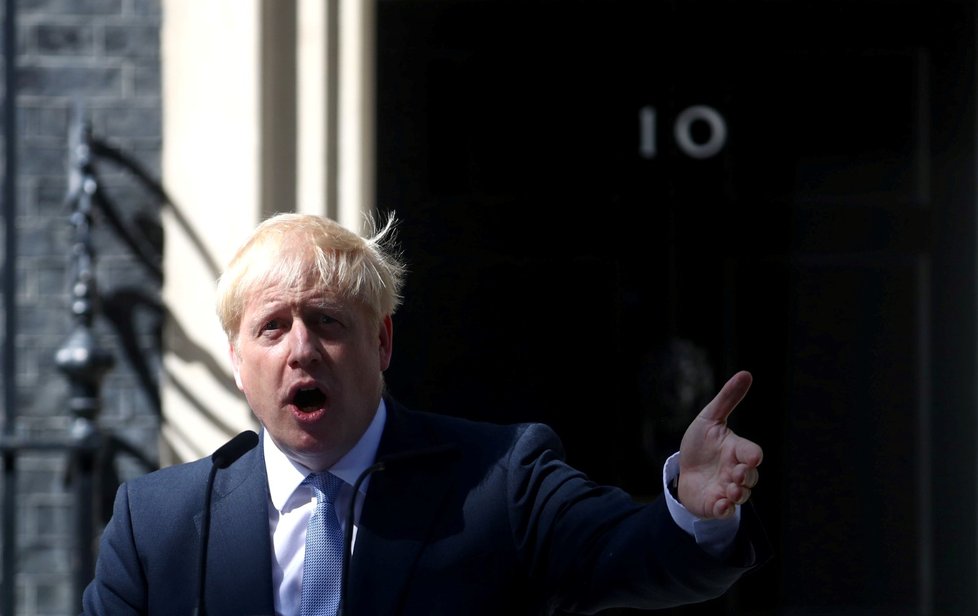 Novým britským premiérem se stal Boris Johnson, kterého vedením vlády pověřila královna Alžběta II. (24. 7. 2019).