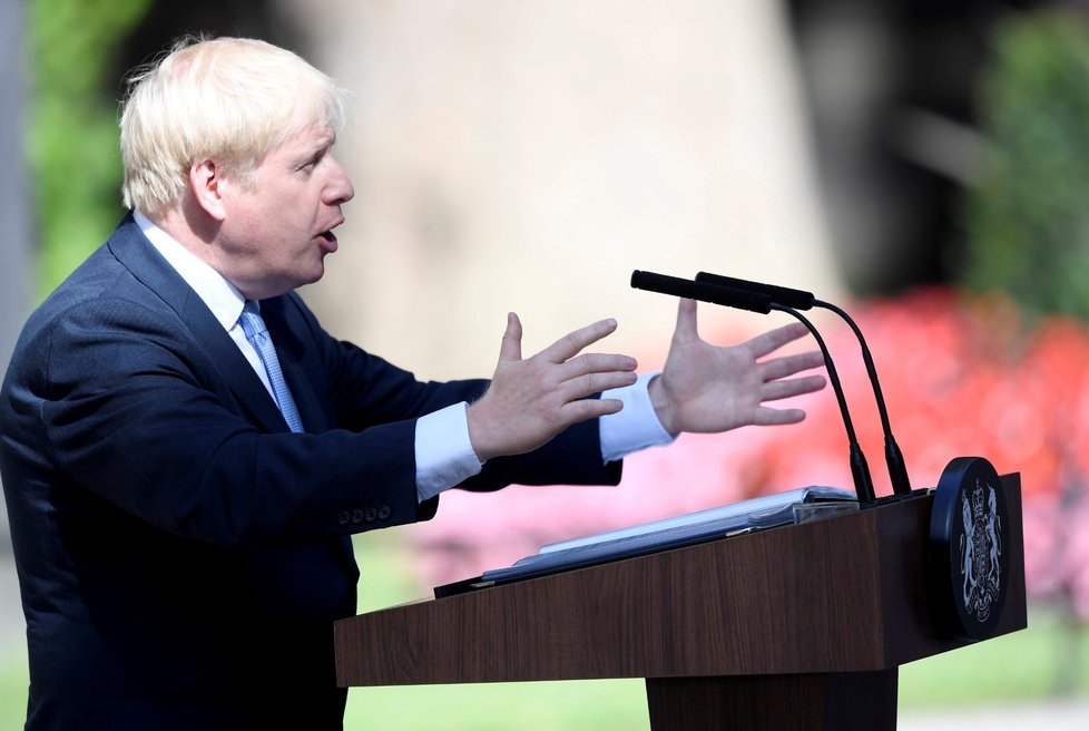 Novým britským premiérem se stal Boris Johnson, kterého vedením vlády pověřila královna Alžběta II. (24. 7. 2019).