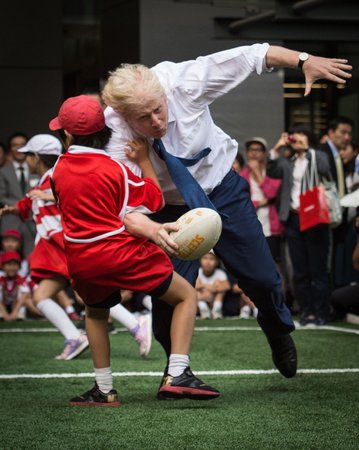 Boris Johnson v roce 2015 při rugby v Tokiu