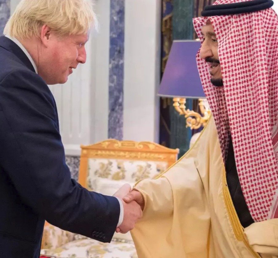 Boris Johnson se ve své roli ministra zahraničí setkal několikrát se saúdským králem Salmánem a jeho následníkem Mohamadem bin Salmánem.