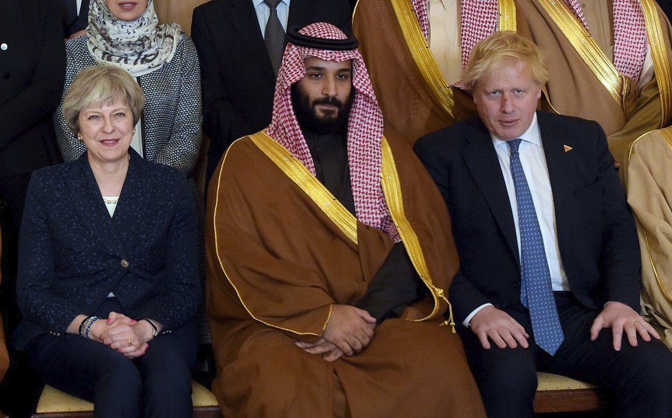 Boris Johnson se ve své roli ministra zahraničí setkal několikrát se saúdským králem Salmánem a jeho následníkem Mohamadem bin Salmánem. Na snímku s premiérkou Theresou Mayovou.