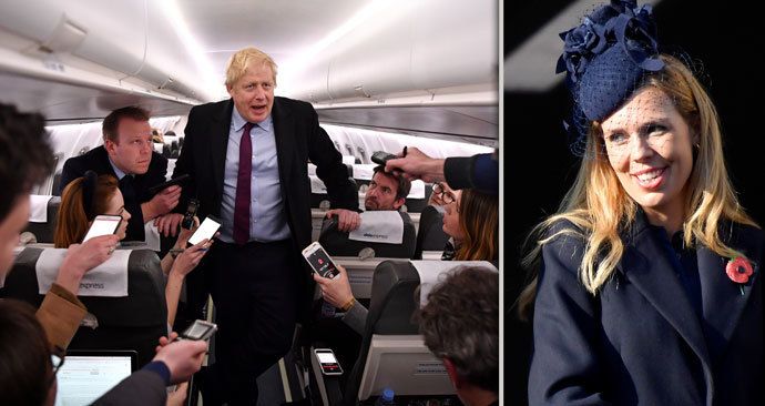Premiér Boris Johnson čelí kritice za půl hodiny v letadle. Vpravo jeho milenka Carrie Symondsová.