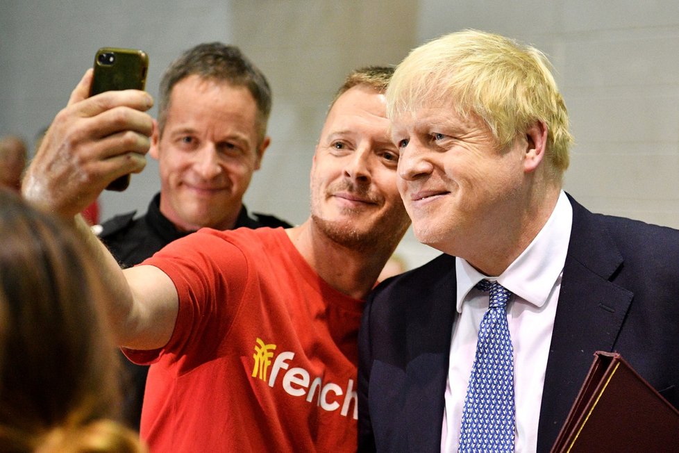 Britský premiér Boris Johnson se fotí s fanoušky.