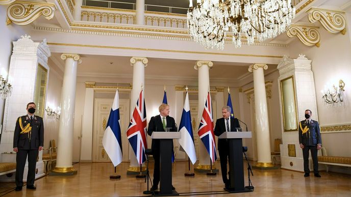 Britský premiér Boris Johnson a finský prezident Sauli Niinistö