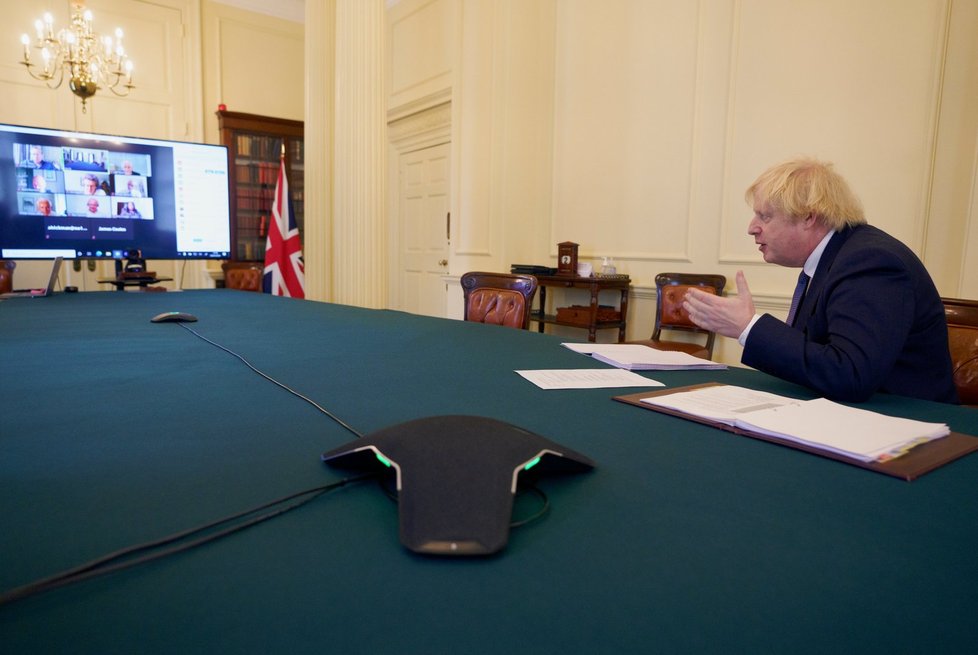 Britský premiér Boris Johnson vede videokonferenci. (2.7.2020)