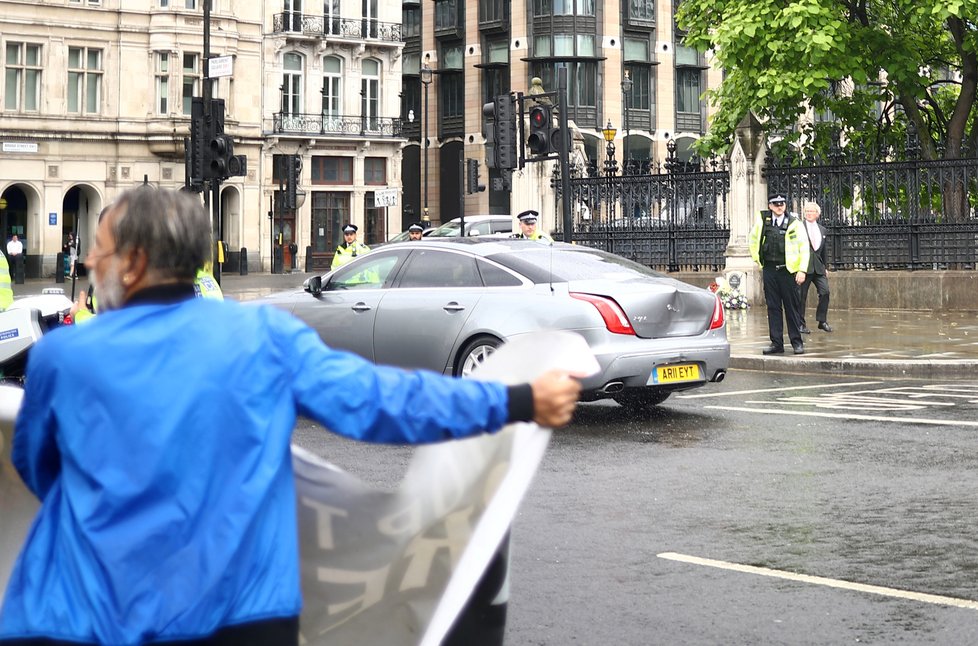 Auto s britským premiérem Borisem Johnsonem mělo nehodu, ale nikdo nebyl zraněn.
