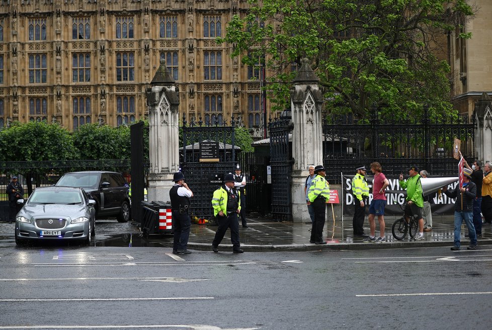 Auto s britským premiérem Borisem Johnsonem mělo nehodu, ale nikdo nebyl zraněn.