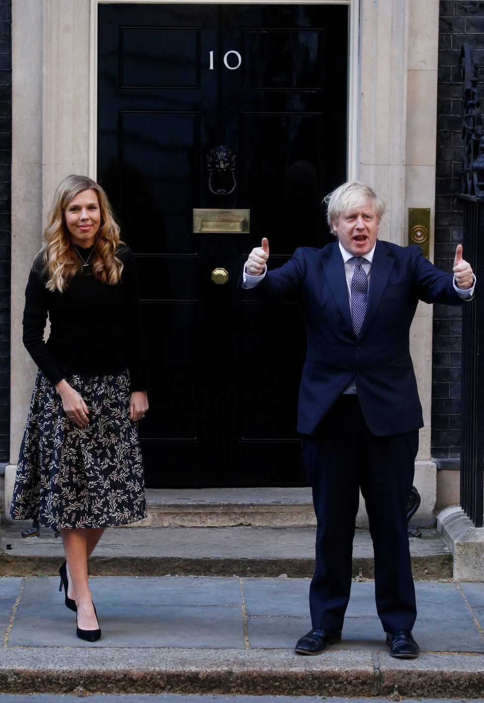 Premiér Boris Johnson se snoubenkou Carrie Symondsovou