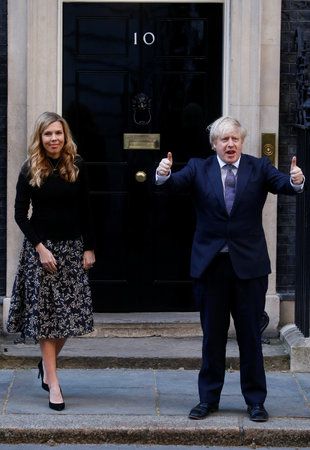 Premiér Boris Johnson se snoubenkou Carrie Symondsovou.