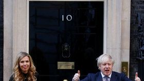 Premiér Boris Johnson se snoubenkou Carrie Symondsovou.