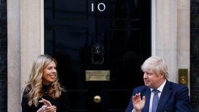 Premiér Boris Johnson se snoubenkou Carrie Symondsovou.