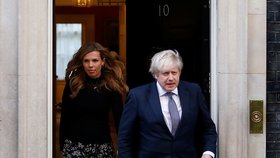 Premiér Boris Johnson se snoubenkou Carrie Symondsovou.