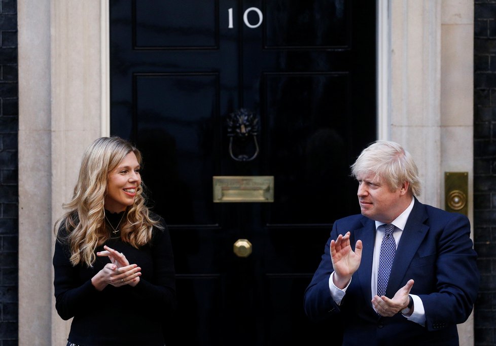 Premiér Boris Johnson se snoubenkou Carrie Symondsovou