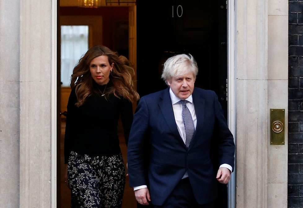 Premiér Boris Johnson se snoubenkou Carrie Symondsovou.