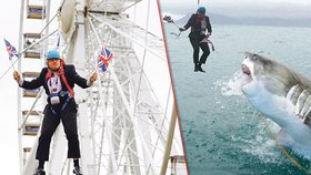 Britský starosta se zasekl pří jízdě na laně z ruského kola. Sociální sítě ihned zaplavily snímky parodující nepovedenou jízdu.