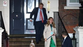 Boris Johnson s milenkou Carrie Symondsovou a jejich psem vyrazil oslavit porážku labouristů (13.12.2019)