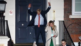 Boris Johnson a triumfální gesto po úspěšných vobách. S milenkou Carrie Symondsovou a jejich psem vyrazil oslavit porážku labouristů (13.12.2019)