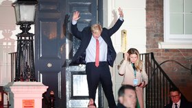 Boris Johnson a triumfální gesto po úspěšných vobách. S milenkou Carrie Symondsovou a jejich psem vyrazil oslavit porážku labouristů (13.12.2019)