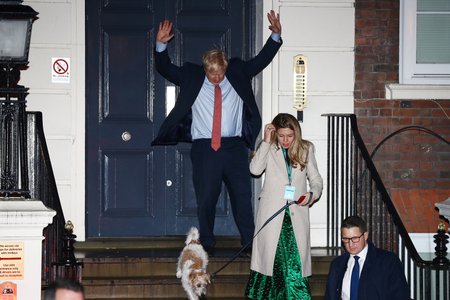 Boris Johnson a triumfální gesto po úspěšných vobách. S milenkou Carrie Symondsovou a jejich psem vyrazil oslavit porážku labouristů (13.12.2019)