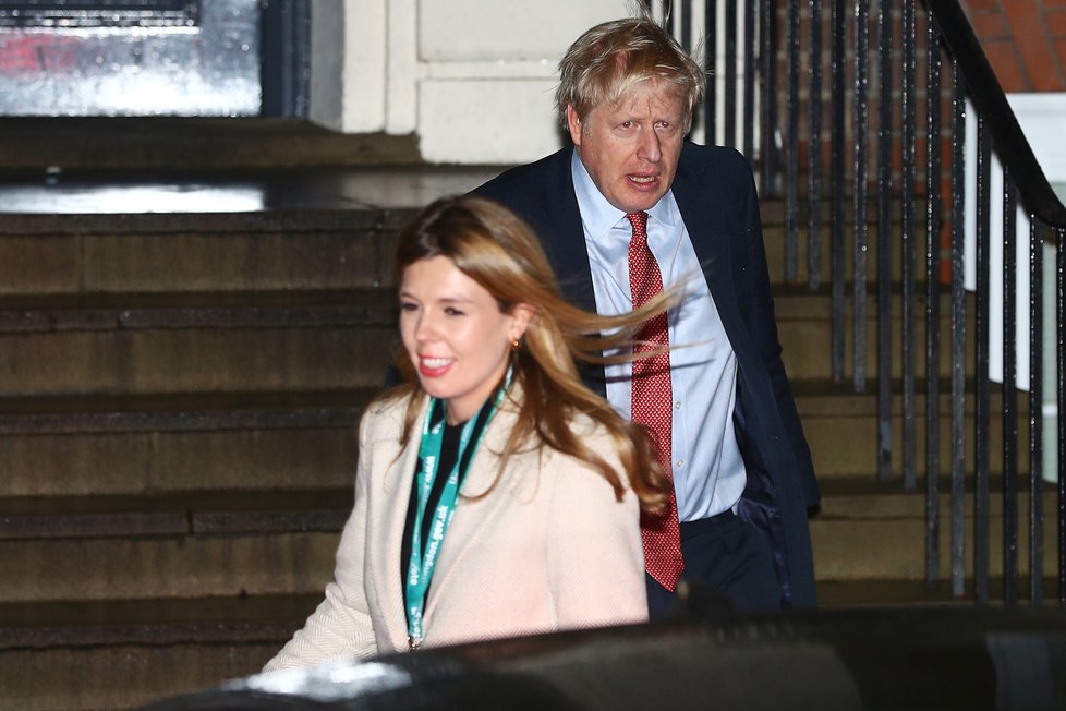 Boris Johnson s milenkou Carrie Symondsovou vyrazil oslavit porážku labouristů (13. 12. 2019).