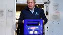 Britská předvolební kampaň finišuje: Boris Johnson rozvážel mléko
