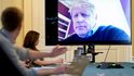 Boris Johnson se účastní jednání vlády pomocí videokonference. Dosud byl v domácí izolaci, nyní byl ale převezen do nemocnice
