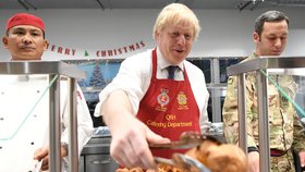 Britský premiér Boris Johnson podával vojákům na misi NATO v Estonsku vánoční oběd (21.12.2019)