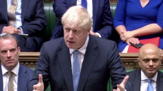 Johnson utrpěl první volební porážku, parlamentní většina konzervativců se ztenčila na minimum