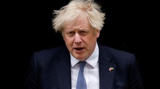 Britského premiéra Johnsona opouští spolupracovníci, sílí volání po jeho rezignaci 