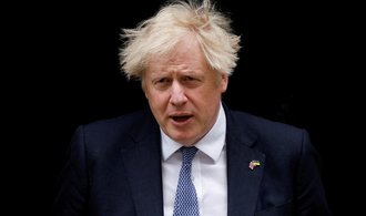 Britského premiéra opouští další spolupracovníci, sílí volání po jeho rezignaci 