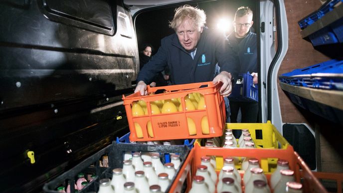 Britská předvolební kampaň finišuje: Boris Johnson rozvážel mléko