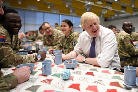 Britský premiér Boris Johnson podával vojákům na misi NATO v Estonsku vánoční oběd. (21.12.2019)