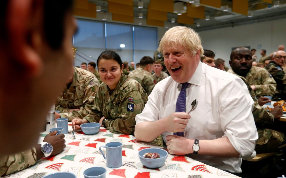 Britský premiér Boris Johnson podával vojákům na misi NATO v Estonsku vánoční oběd (21.12.2019)