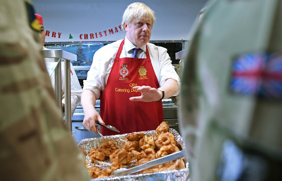 Britský premiér Boris Johnson podával vojákům na misi NATO v Estonsku vánoční oběd. (21.12.2019)