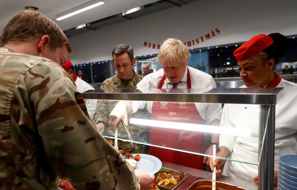 Britský premiér Boris Johnson podával vojákům na misi NATO v Estonsku vánoční oběd (21. 12. 2019).