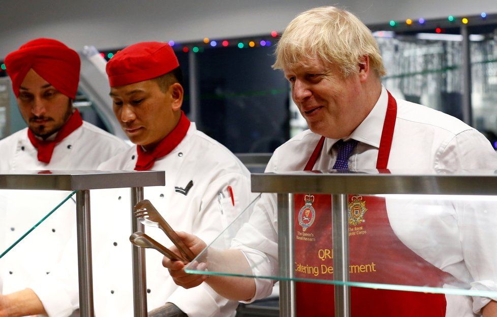 Britský premiér Boris Johnson podával vojákům na misi NATO v Estonsku vánoční oběd (21. 12. 2019).