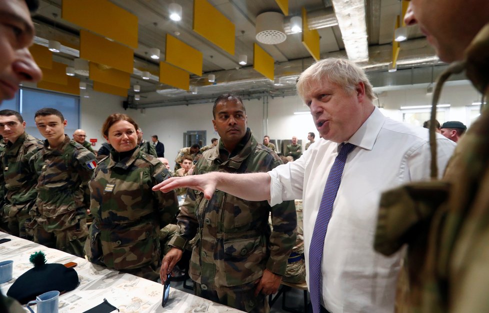 Britský premiér Boris Johnson podával vojákům na misi NATO v Estonsku vánoční oběd (21. 12. 2019).