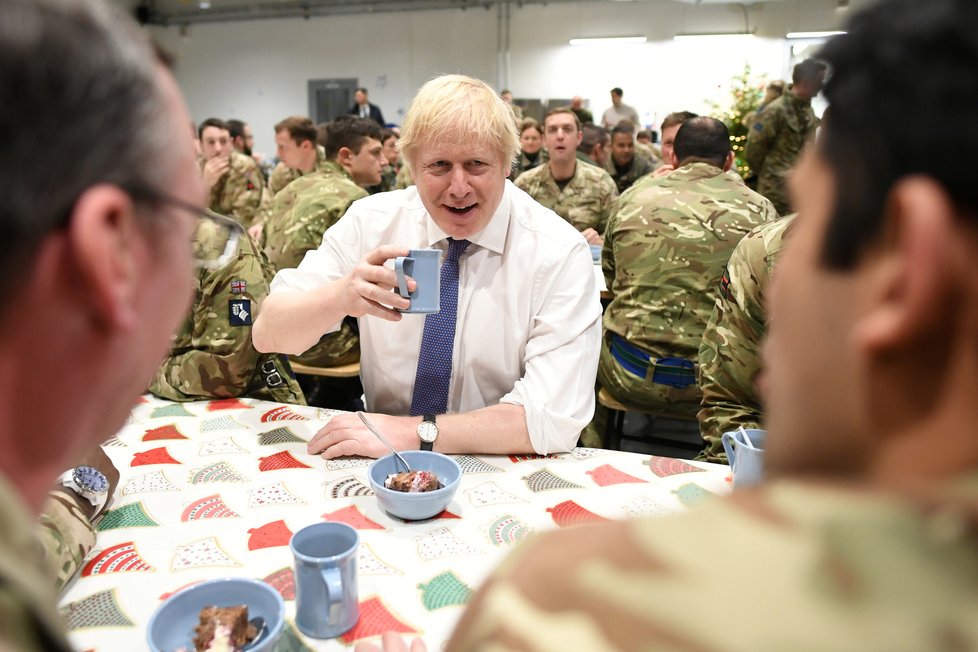 Britský premiér Boris Johnson podával vojákům na misi NATO v Estonsku vánoční oběd (21.12.2019)