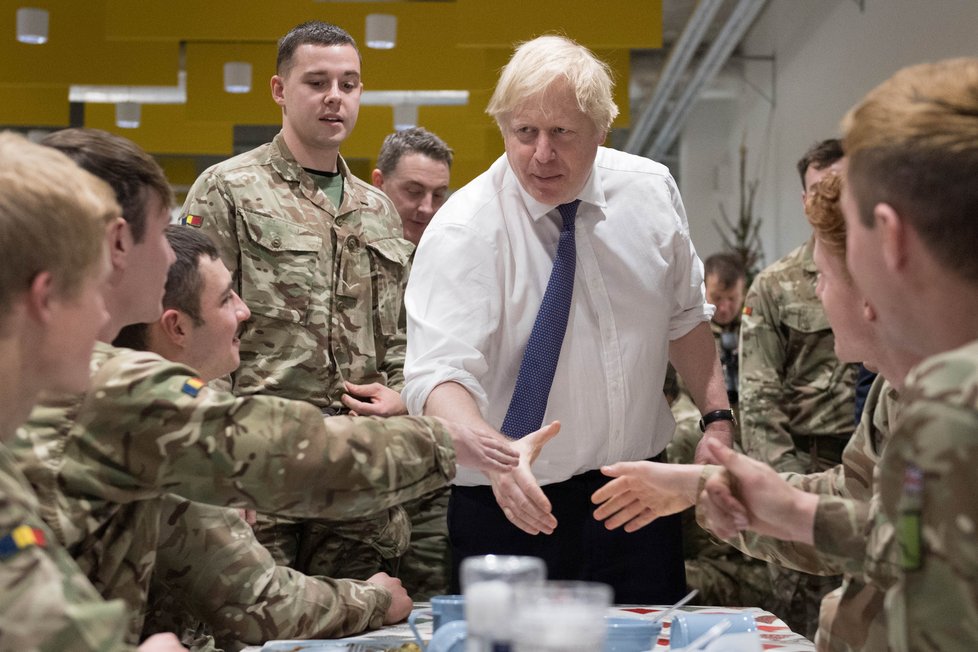 Britský premiér Boris Johnson podával vojákům na misi NATO v Estonsku vánoční oběd (21.12.2019)