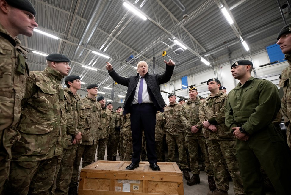 Britský premiér Boris Johnson podával vojákům na misi NATO v Estonsku vánoční oběd (21.12.2019)