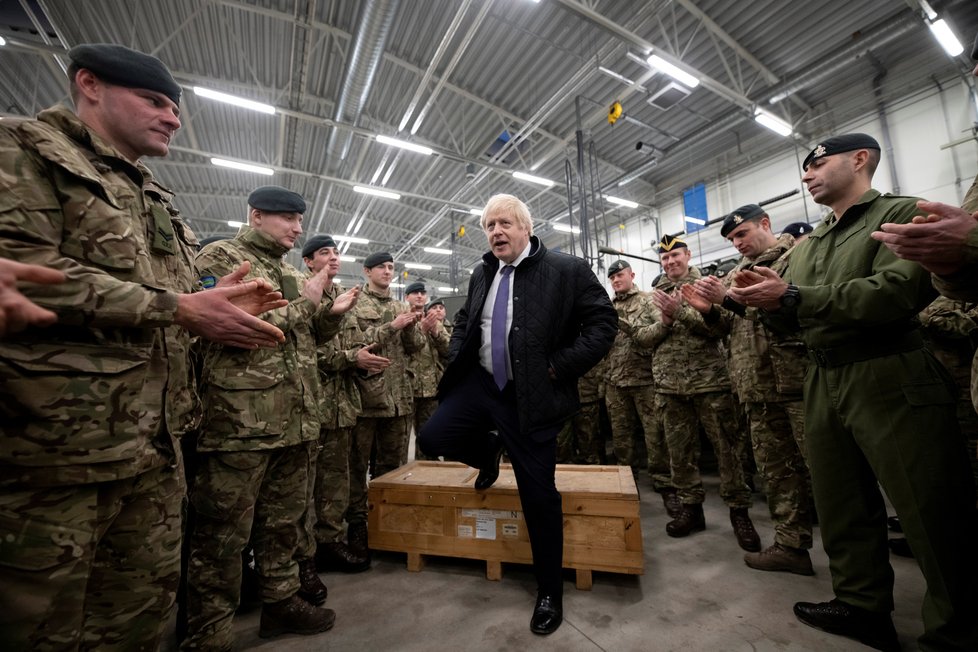 Britský premiér Boris Johnson podával vojákům na misi NATO v Estonsku vánoční oběd (21.12.2019)