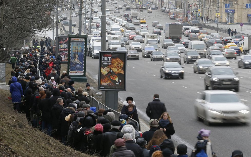 Fronta byla šíleně dlouhá, ale Němcovovi příznivci ji vystáli.