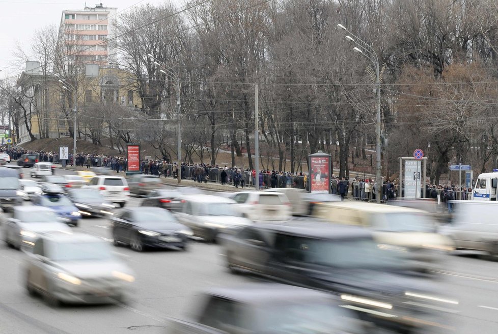 Fronta byla dlouhá přes jeden kilometr.