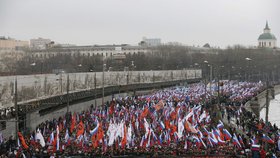 Tisíce Moskvanů uctily pochodem zavražděného kritika Kremlu Borise Němcova