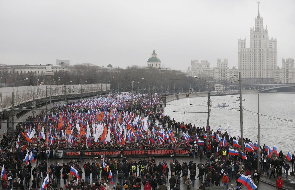 Tisíce Moskvanů uctily pochodem zavražděného kritika Kremlu Borise Němcova