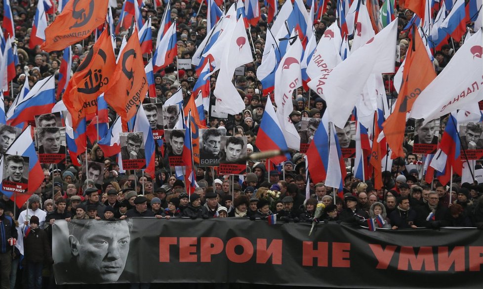 Tisíce Moskvanů uctily pochodem zavražděného kritika Kremlu Borise Němcova