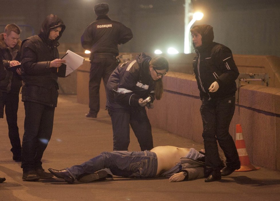 Drastické foto: opoziční politik Němcov byl zavražděn v Moskvě přímo na ulici.