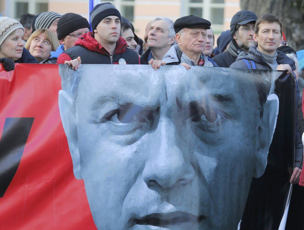 Tisíce lidí si v Moskvě pochodem připomněly první výročí od zavraždění opozičního politika Borise Němcova.