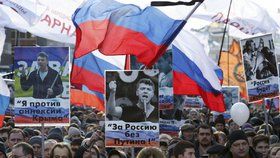 Tisíce lidí si v Moskvě pochodem připomněly první výročí od zavraždění opozičního politika Borise Němcova.